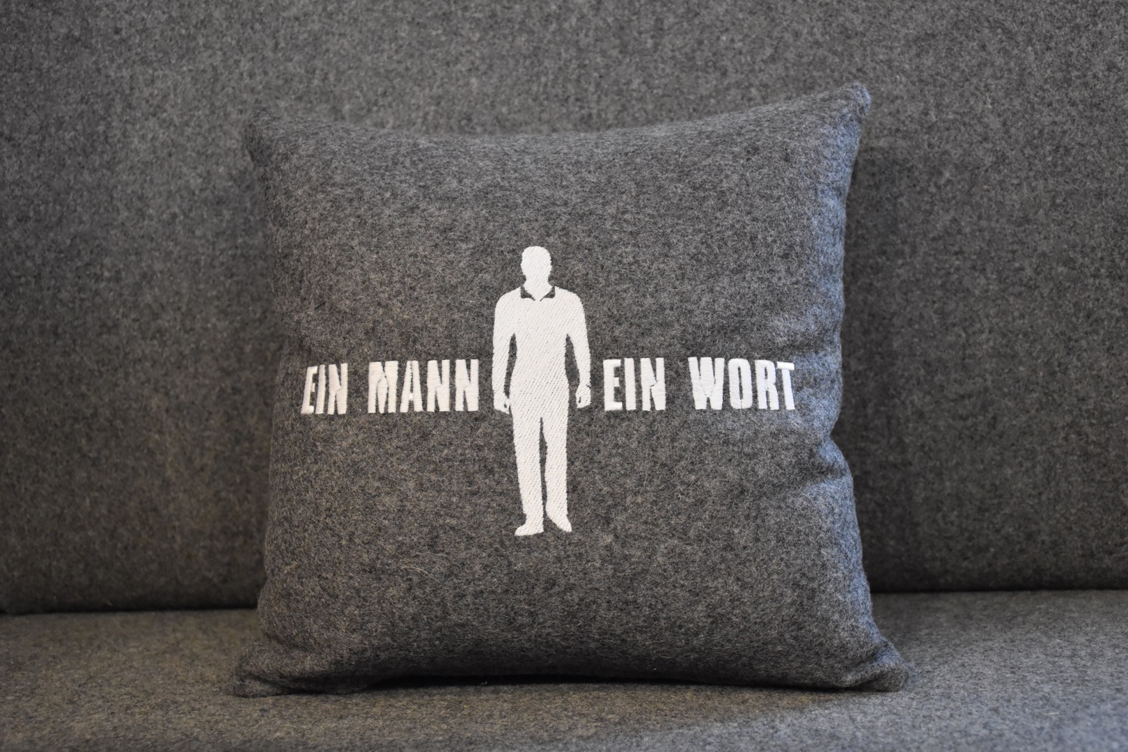 Ein Mann Ein Wort Kissen